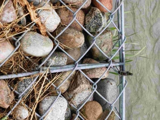 Carbon Steel Galvanized Chain Link Mesh Fence Diamond Pattern With Metal Round Post
